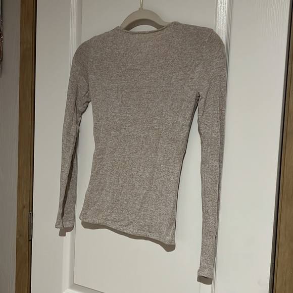 V neck super soft long sleeve shirt - Picture 3 of 3
